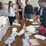 Ignacio explicando usando el fantoma (1)